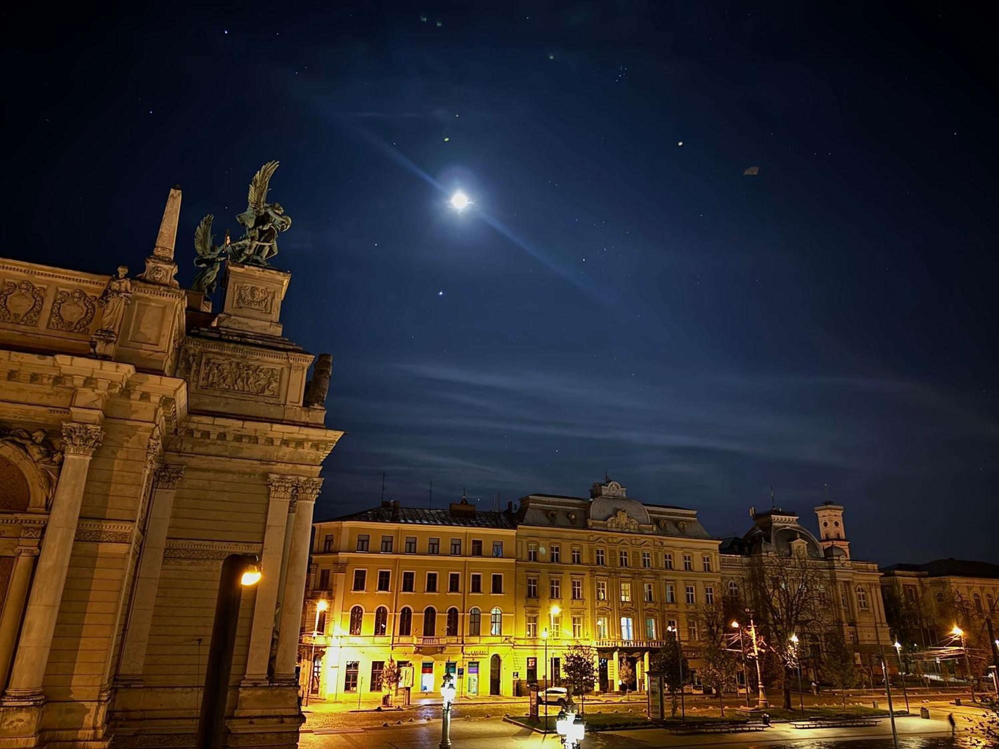 Apartopera Lviv Luaran gambar